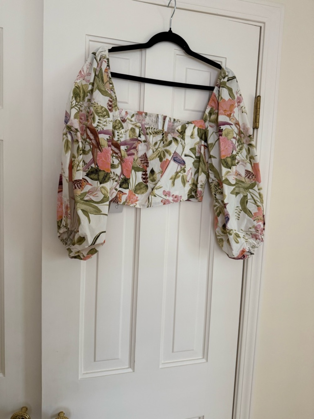 Cara Cara White Floral Puff-Sleeve Crop Top